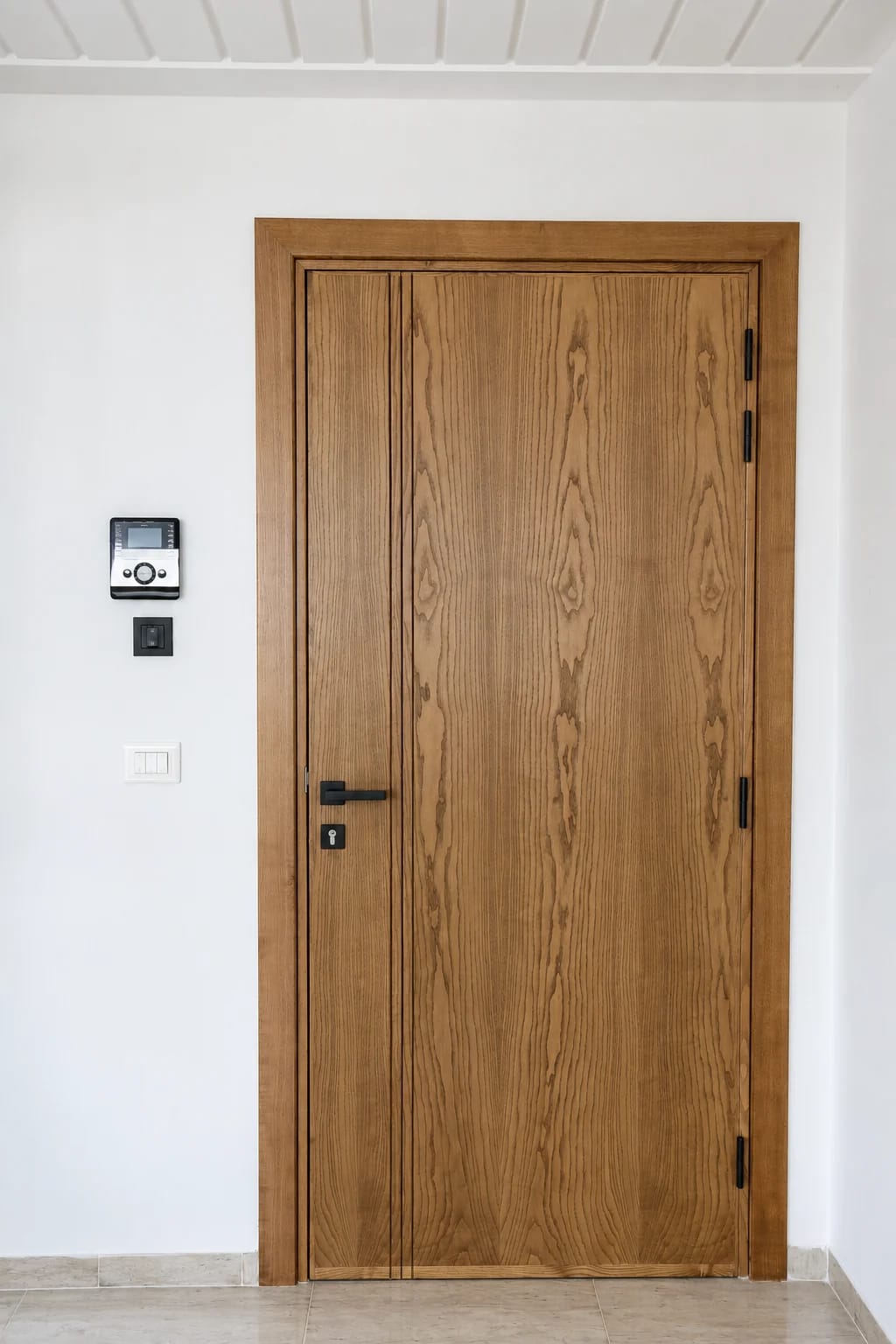 Porte et interphone · Photo retouchée