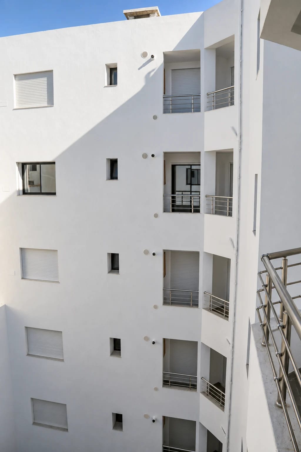 Façade sur patio · Photo retouchée