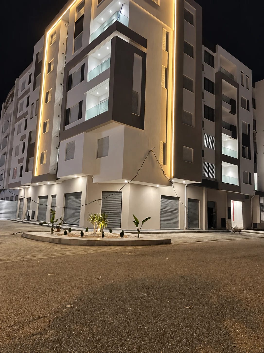 Façade de nuit · Photo retouchée